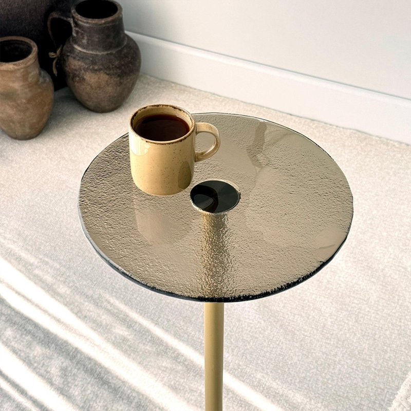 Table d'appoint élégante avec plateau en verre trempé à 100%, finition or et bronze | Dimensions: 9,8 po x 19,7 po x 9,8 po | Structure en métal robuste | Idéal pour le salon, la chambre à coucher ou le bureau | Décoration élégante et fonctionnelle