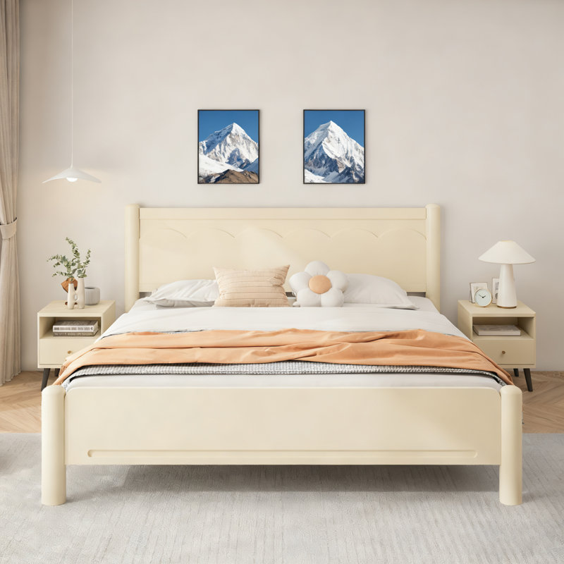 Lit plateforme très grand avec tête de lit en bois
