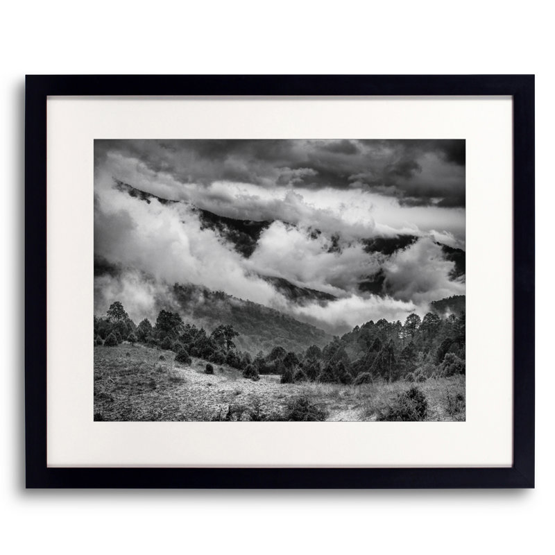 Himalaya Mountain Clouds par Mark Paulda - photographie encadrée, Papier avec cadre noir, H 17,25 po x l 21,25 po