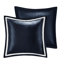 Couette bleu marine et argent pour lit King. Ensemble de 8 pièces avec garniture. Comprend 1 couette, 2 taies d'oreiller carrées, des coussins décoratifs et un cache-sommier. Motif texturé pour une touche d'élégance. Utilisation toute l'année.