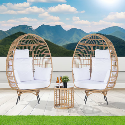 Ensemble de 3 chaises de patio pivotantes en osier brun avec table d'appoint, coussin blanc