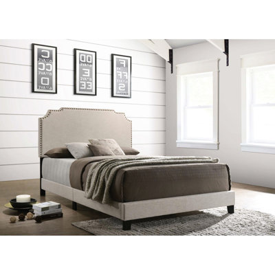Grand lit à panneau beige avec un design polyvalent et une garniture cloutée pour le rembourrage en mousse élégant de la chambre à coucher
