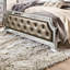 Mobilier de chambre à coucher tapissier en bois à finition argentée et grand lit Glam