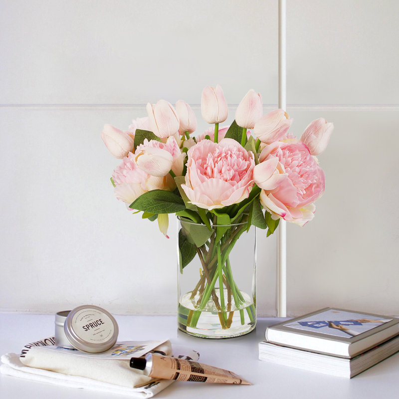 Arrangements floraux mixtes dans un vase, Rose