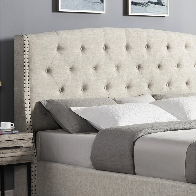 Grand lit tapissier à oreilles tapissier beige avec détail de boutons - centre de table luxueux élégant