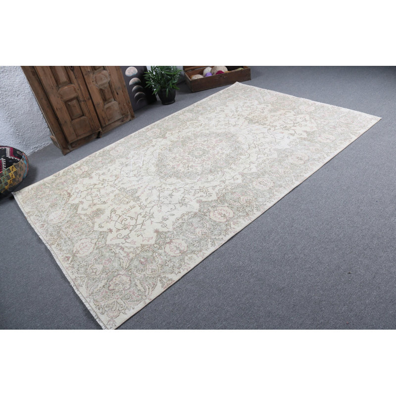 Tapis turc rétro tissé à la main dans un élégant motif floral qui confère un charme intemporel à votre décor
