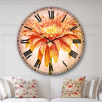 Grande horloge murale orange sur fond blanc