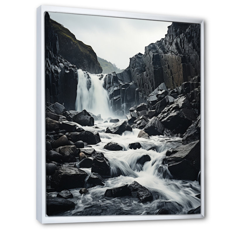 Chute d'eau monochrome contrastante sur toile, Cadre flottant blanc, H 32 po x l 24 po x P 1 po