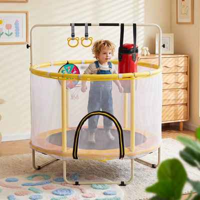 Trampoline 54 po pour tout-petit avec filet de sécurité, barre de gymnastique réglable, panier de basketball, anneaux et sac de boxe, jouet d'anniversaire intérieur et extérieur pour les garçons et les filles