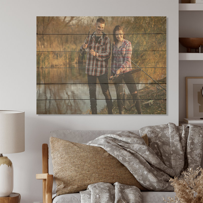 Couple près d'une rivière - Chasse et pêche, art mural sur bois de pin naturel, H 10 po x l 20 po