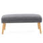 Tabouret rectangulaire de 96,5 cm de large, revêtement en tissu aspect lin gris, pieds en hévéa massif, bords arrondis, élément décoratif central pour le salon, style capitonné