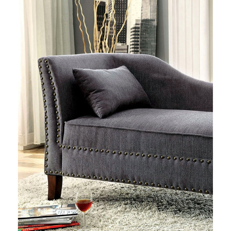 Chaise longue grise de style transitionnel avec revêtement en lin, détails cloutés, oreiller et finition cerisier foncé avec détails en tissu, structure, look pour les espaces de vie principaux