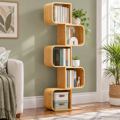 Un présentoir en bambou incurvé en forme de S combine une bibliothèque à 5 niveaux avec une table de chevet dans une unité autoportante 2-en-1 pour les CD, DVD et autres espaces de rangement à la maison ou au bureau.