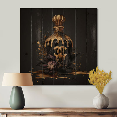 Chic bouteille de parfum noire et dorée - décor de bois tendance sur bois de pin naturel