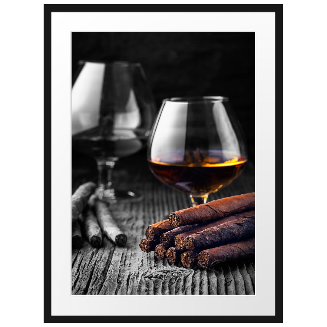 Gerahmtes Poster Whisky mit Zigarren auf Holztisch