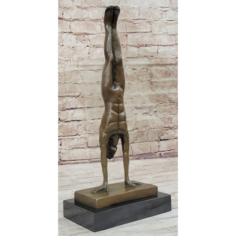 Musulman nu faisant le poirier en bronze statuant sur une base en marbre
