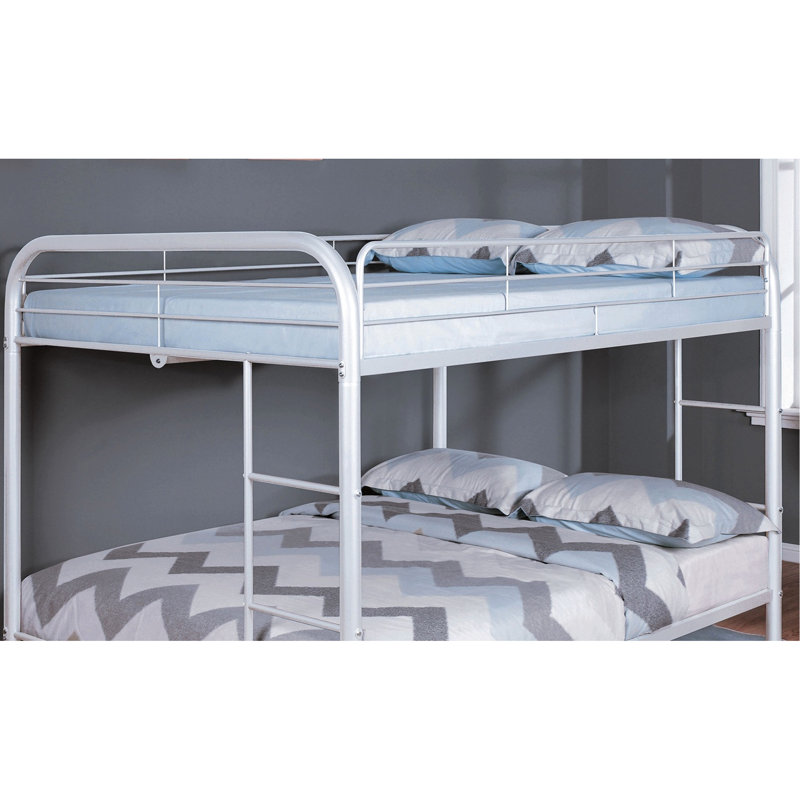 Lit double superposé au dessus d'un lit double en métal avec une élégance de chambre contemporaine blanche et angulaire pour plus de polyvalence