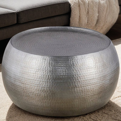 Table basse ronde de 81 cm (32 pouces) en aluminium, fini argent antique martelé à la main, idéale pour agencer votre salon et décorer votre intérieur.