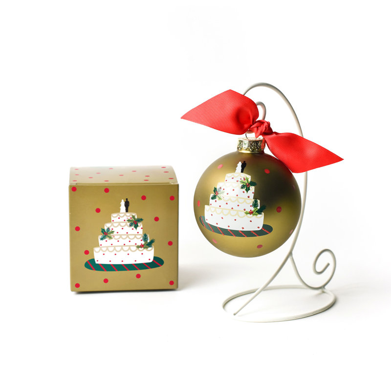 Ornement en forme de gâteau de mariage «Our First Christmas» 100 mm avec support blanc