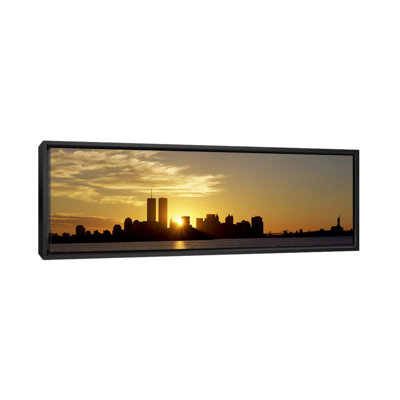 «Manhattan Skyline and a Statue at Sunrise, New York City, reproduction de photo» sur toile