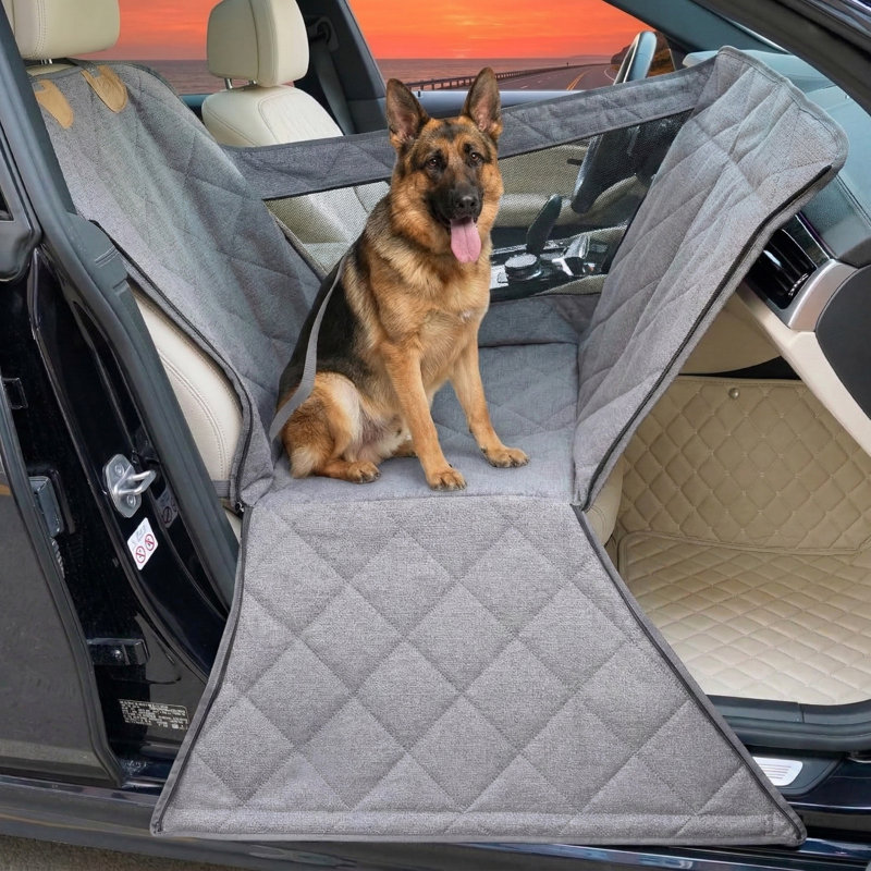 Siège d'appoint à couverture complète pour petits et moyens chiens; comprend des panneaux de protection de porte intégrés, une fenêtre de visualisation en filet, des rabats latéraux à fermeture à glissière et une boucle de sécurité sécurisée; tissu en lin gris.