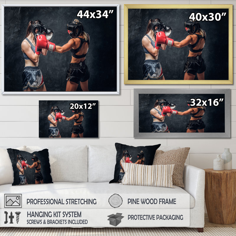 Deux boxeuses se battant sur toile, Cadre flottant doré, H 12 po x l 20 po x P 1 po