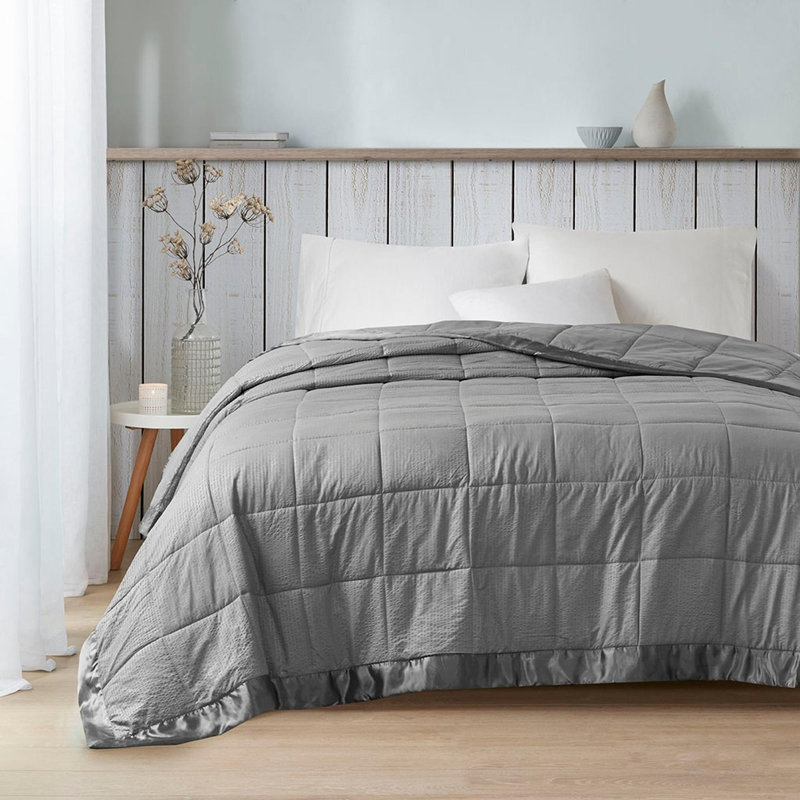 Très grande couverture en duvet synthétique avec bordure en satin, Charbon clair, Très grand lit