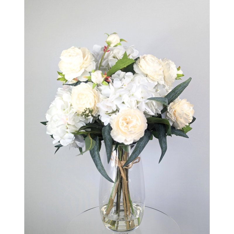 Hydrangea et arrangement de soie rose dans un vase