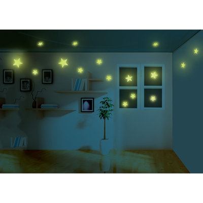 Mini étoiles brillantes dans le noir