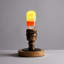 Lampe de table en résine ambre et rouge avec base en bois