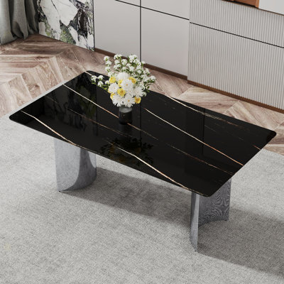 Table de salle à manger moderne et minimaliste. Le bureau en verre imitation marbre noir est équipé de pieds en métal argenté. Convient aux restaurants et aux salons