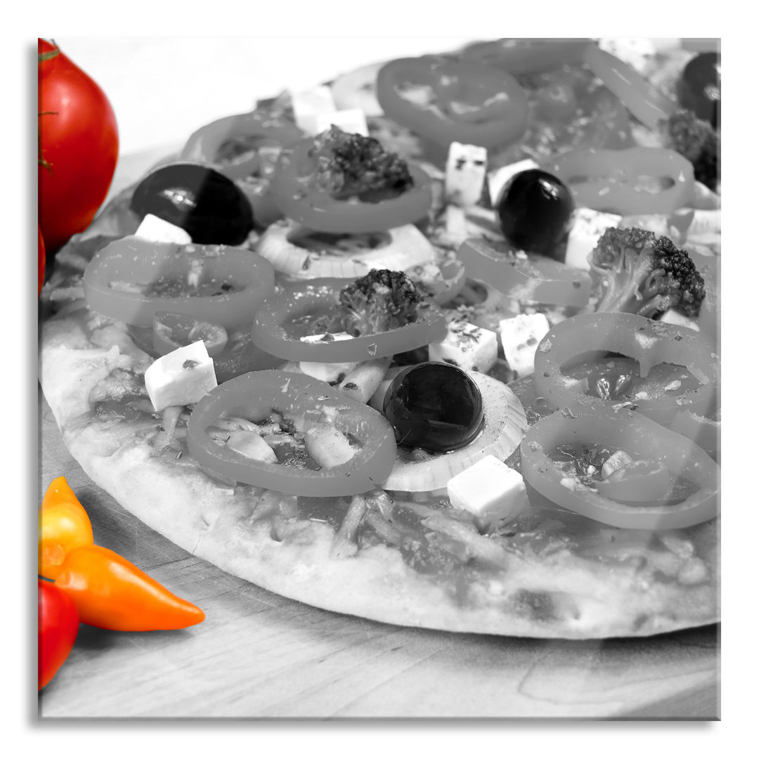 Glasbild Pizza mit Oliven und Hirtenkäse