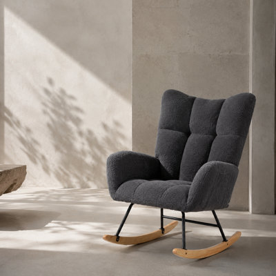 Fauteuil à bascule ergonomique en polaire grise avec poche latérale, idéal pour la chambre d'enfant, le salon ou la chambre à coucher. Ce fauteuil à bascule à dossier haut est recouvert d'une polaire douce et possède une base en bois massif. Il est parfait pour la chambre d'enfant, le salon ou la chambre à coucher.