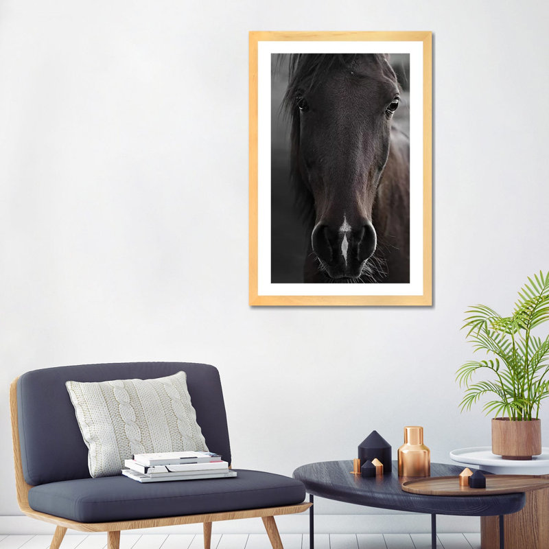 Imprimé cheval foncé par Monika Strigel, Blanc, H 32 po x l 24 po x P 1 po, Toile avec cadre en bois beige