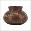 Vase en terre cuite artisanal D11 x 7,9 cm, à col étroit et décor de paon gravé, idéal pour la décoration de table.