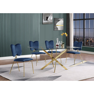 Ensemble repas pour quatre personnes
