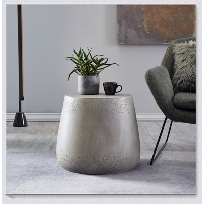 Table d'appoint ORION en béton léger avec charme bohème et fonctionnalité moderne, parfaite pour tout espace de vie