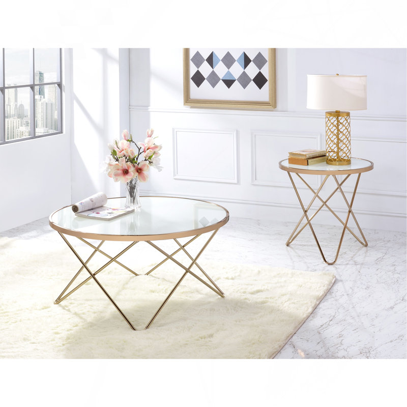 Table basse avec plateau en verre givré et finition champagne.