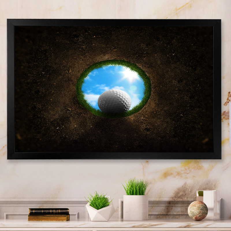 «Golf Ball Falling Into», reproduction sur toile, Cadre d'angle fermé noir, H 8 po x l 12 po x P 1 po