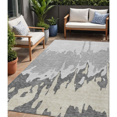 Tapis extérieur lavable abstrait gris et argenté 5 pi x 8 pi Everette