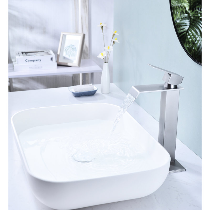 Robinet de lavabo de salle de bain avec bec cascade et poignée simple, drain escamotable sans trop-plein, acier inoxydable au fini nickel brossé, débit stable pour une atmosphère calme, eau facile à gérer