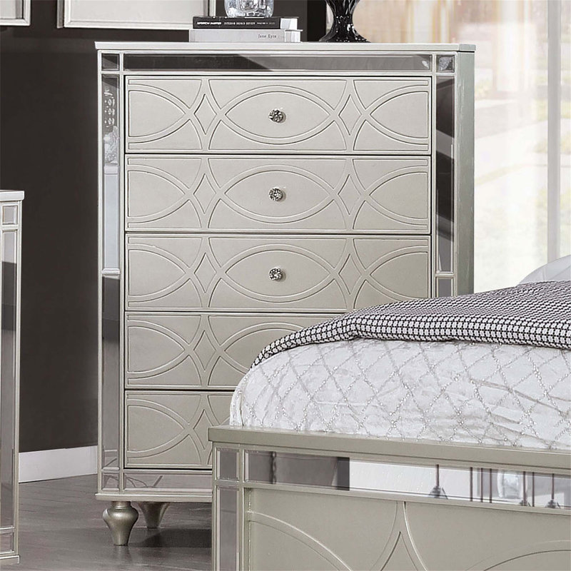 Commode de style contemporain avec accents de miroir et boutons ronds en acrylique en cristal, avec un motif circulaire décoratif