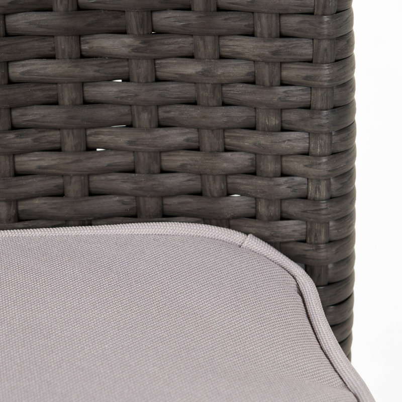 Chaises extérieures empilables en PE gris avec structure en fer, coussins argentés, conception de sièges confortables pour une utilisation en patio
