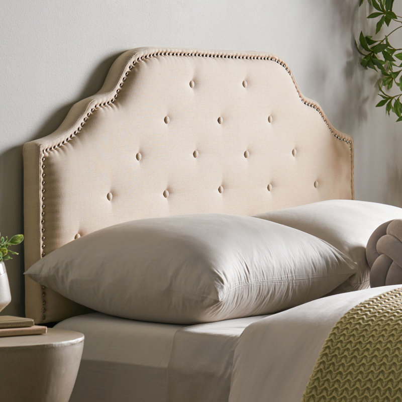 Grande et grande tête de lit, de couleur beige, avec un capitonnage à boutons exquis et une durabilité de couture élégante