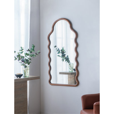 Miroir arqué unique en bois au design exquis et aux reflets transparents