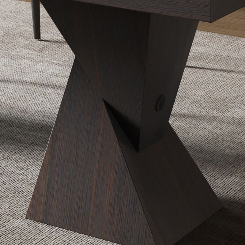 Bureau minimaliste pour l'étude à domicile avec une forme spéciale