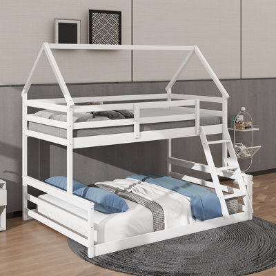 Lit superposé de style maison avec lit simple au-dessus d'un lit double et échelle intégrée