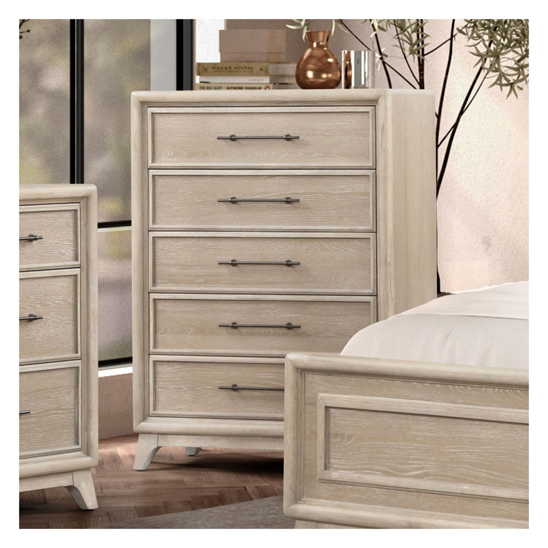 Commode de chambre de style transitionnel en chêne avec tiroirs à queue d'aronde anglaise, glissières à roulement à billes, pieds en angle et poignées en métal