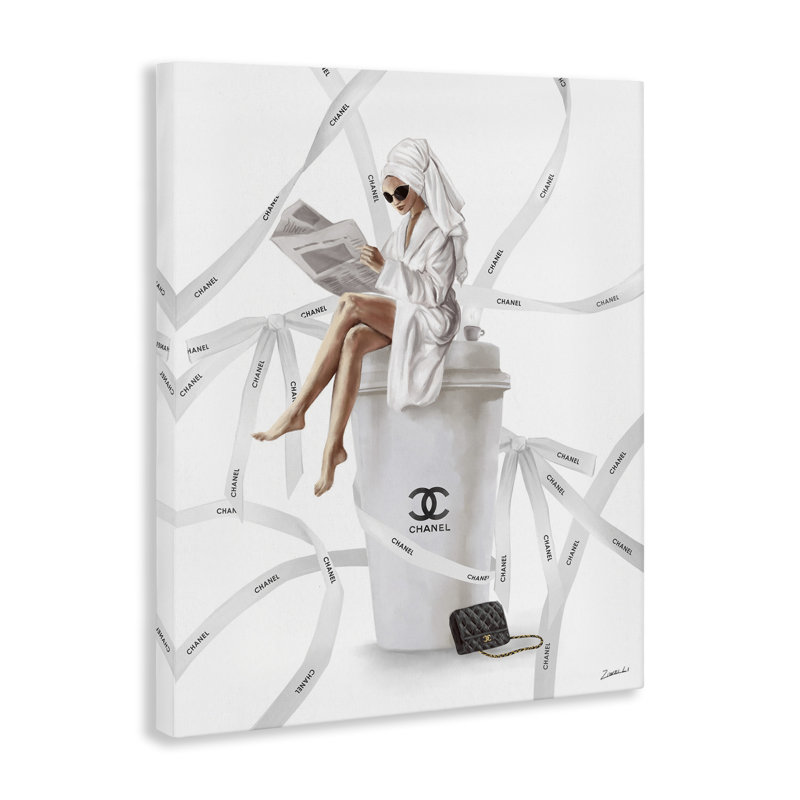 «Spa Girl in Peignoir», art mural sur toile par Ziwei Li, H 40 po x l 30 po