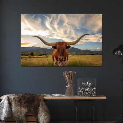 Impression sur toile: Vache majestueuse dans un champ de montagne, toile tendue 1P